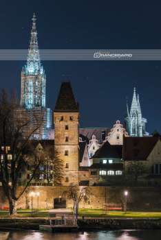 Postkartenmotiv des Donaublickes auf Ulm in der Nacht.