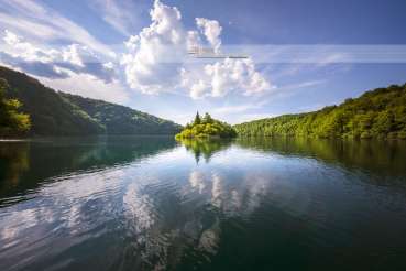 Ein Bild einer Insel im Nationalpark Plitvicer Seen in Kroatien im Querformat.
