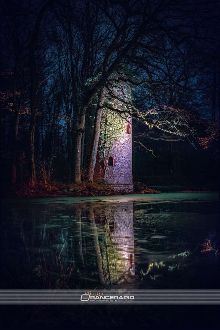 Mystisches Bild auf den Turm des Rittergutes Osthoff in der Nacht in Hochformat.