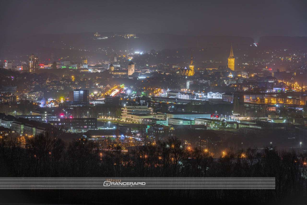 Die Sicht vom Piesberg aus auf die Stadt Osnabrück  in der Nacht.