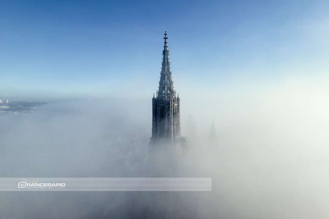 Wandbild - Turm des Ulmer Münster aus dem Nebel