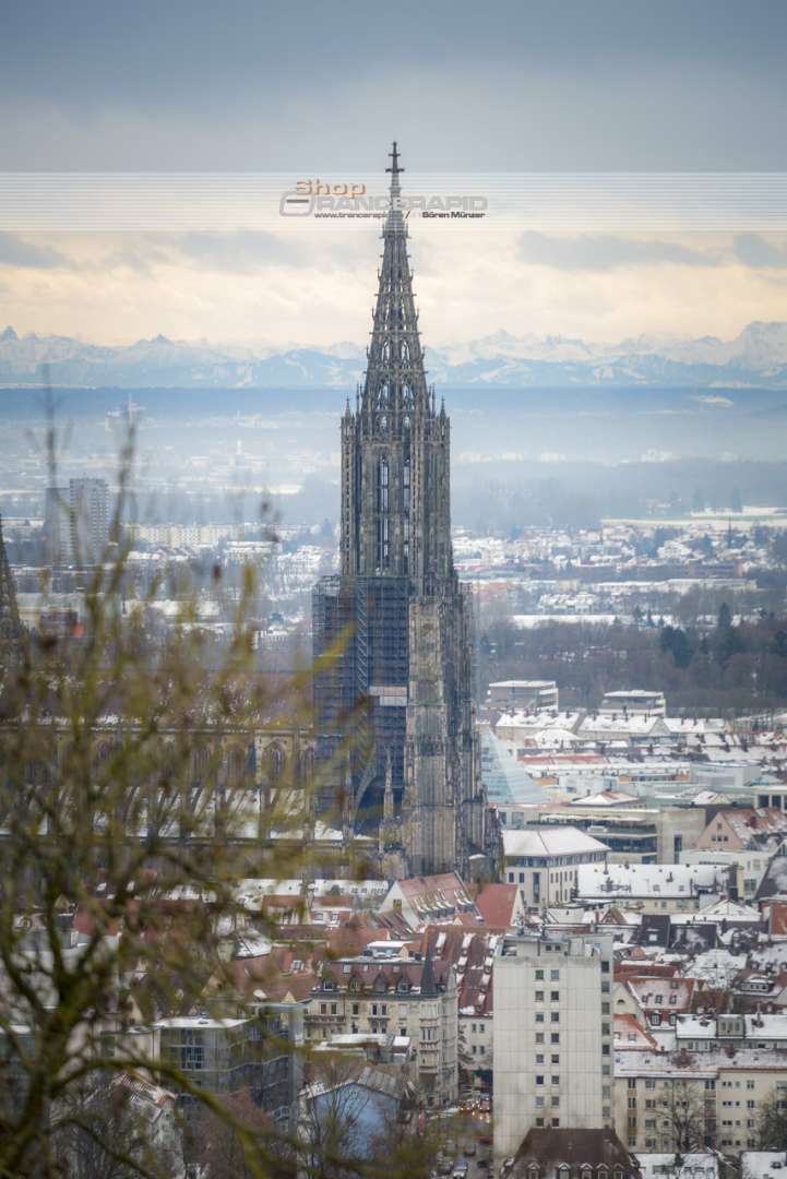 Winterliches Bild vom Michelsberg auf Ulm und die Alpen im Querformat.