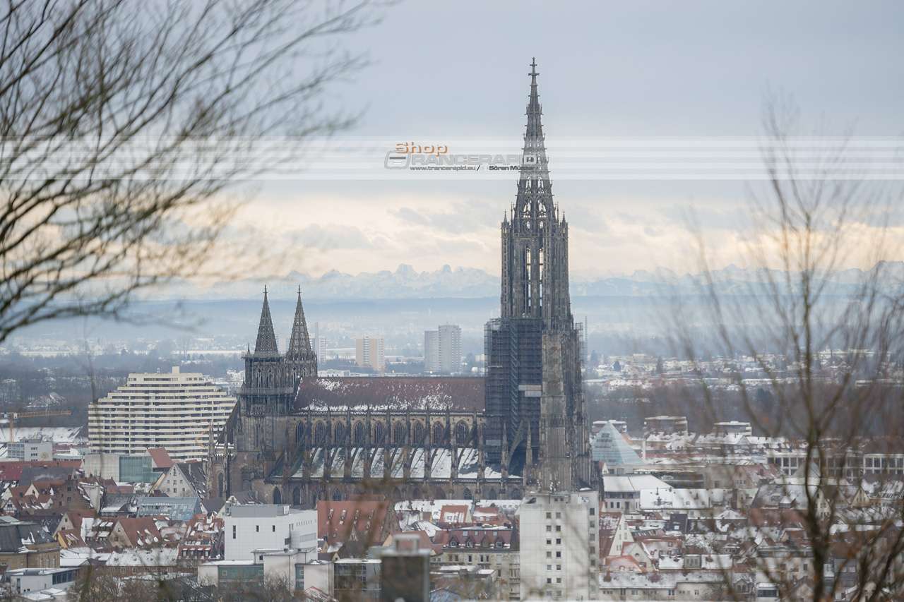 Winterliches Bild vom Michelsberg auf Ulm und die Alpen im Querformat.