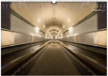 August Wandkalender Foto - Im alten Hamburger Elbtunnel zu Besuch als totale Ansicht in Bewegung.