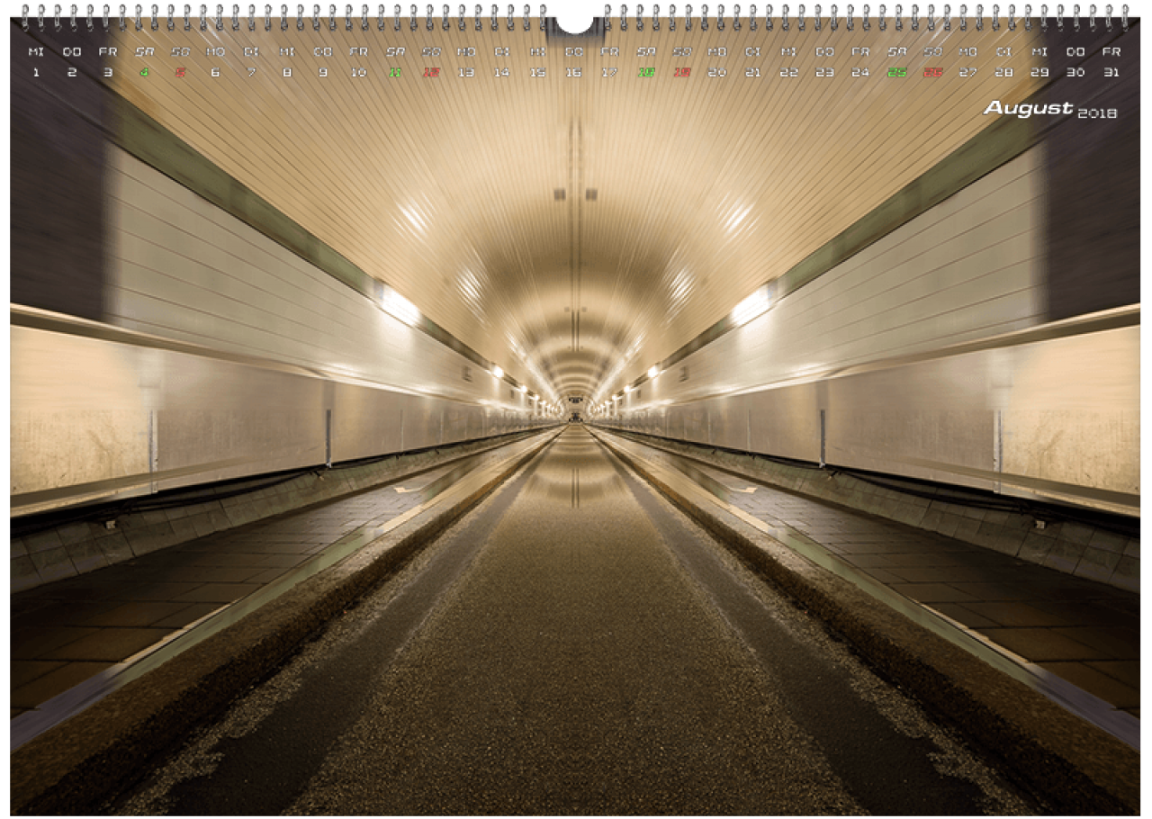 August Wandkalender Foto - Im alten Hamburger Elbtunnel zu Besuch als totale Ansicht in Bewegung.